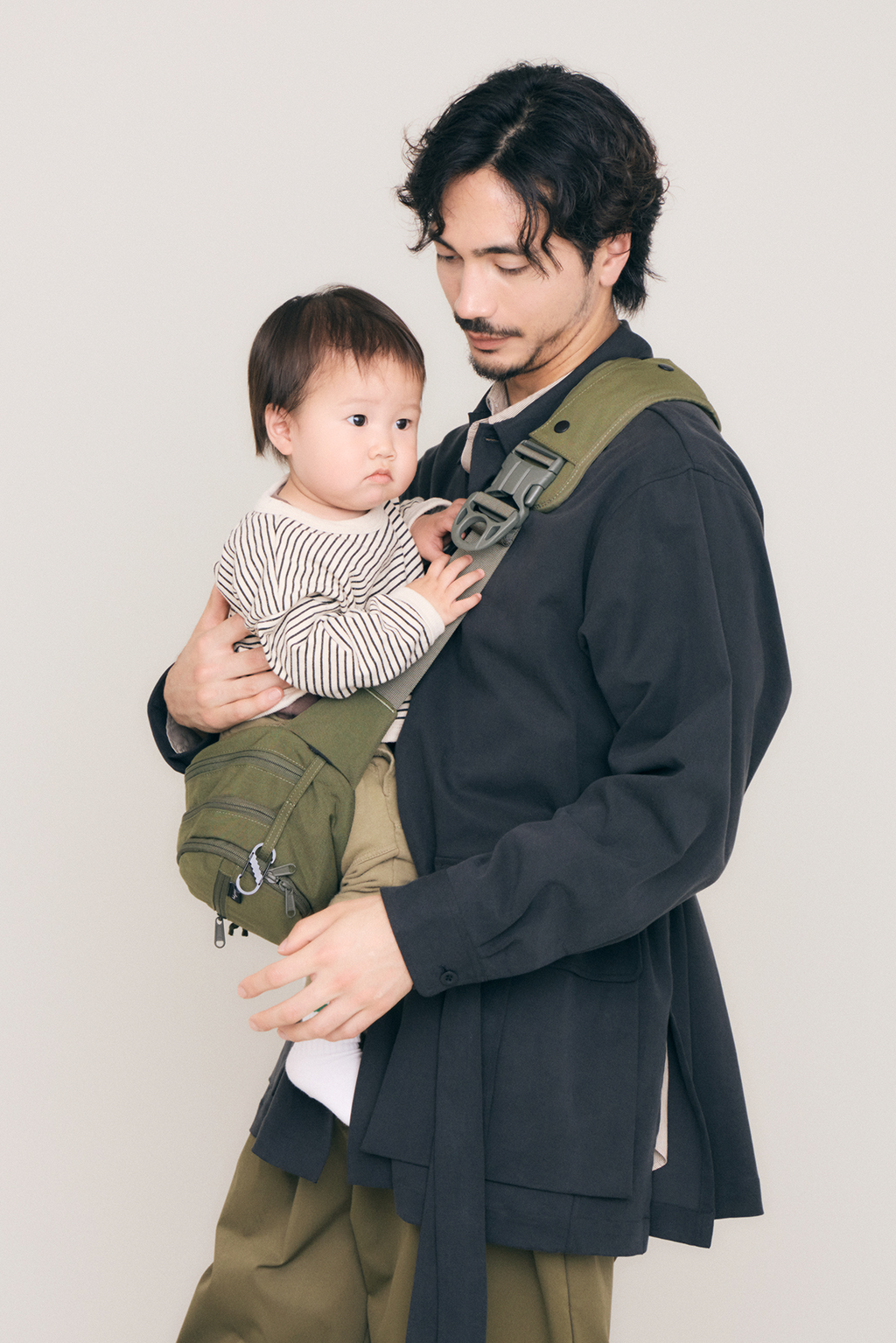 か*ぱ様 Hugoo ヒップシート付きショルダーバッグ マザーズバッグ カーキ 240416_Hugoo1034s1.png?v=